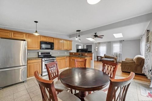 18 Hudson Bluff Cir, Marlborough, NY 12542-5305