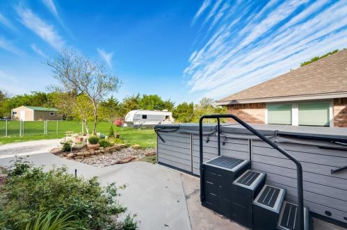 692 Loop Dr, Cedar Hill TX 75104-3145 exterior