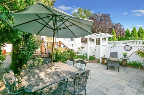 15 16th St, New Hyde Park NY  11040-4914 exterior