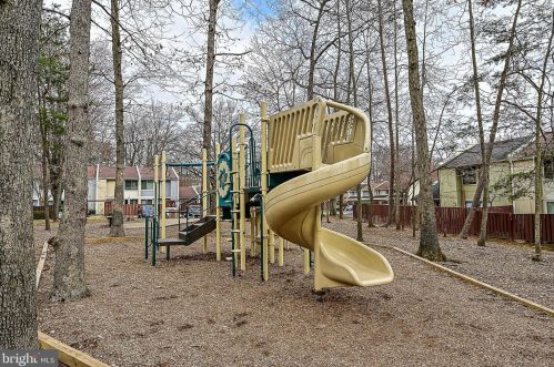 2414 Southgate Sq, Herndon VA  20191-1239 exterior