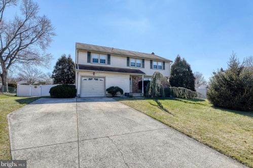100 Acadia Dr, Riverton, NJ 08077-3137