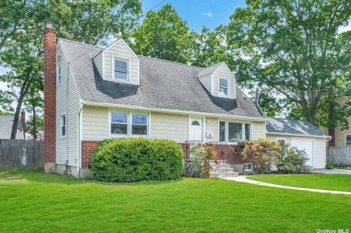 92 27th St, Copiague, NY 11726-2604