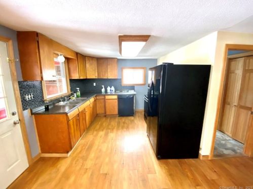 9 Seymour Rd, Windsor Locks, CT 06096-1425