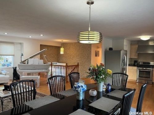 28 Hammond Rd, Elwood NY  11731-4810 exterior