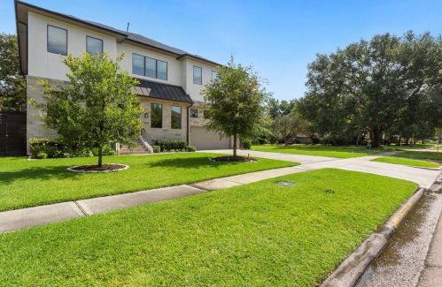 5202 Mimosa Dr, Bellaire, TX 77401-4840