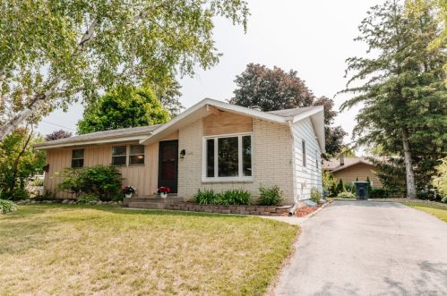 1886 Ridge Dr, East Troy, WI 53120-1329