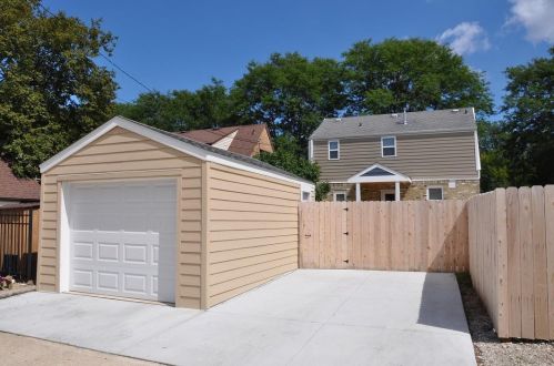 2053 105th St, Milwaukee WI  53227-1209 exterior