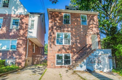 2067 Van Hoesen Ave, Bronx, NY 10461-1722