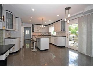14 Hollis Rd, East Brunswick NJ  08816-2754 exterior
