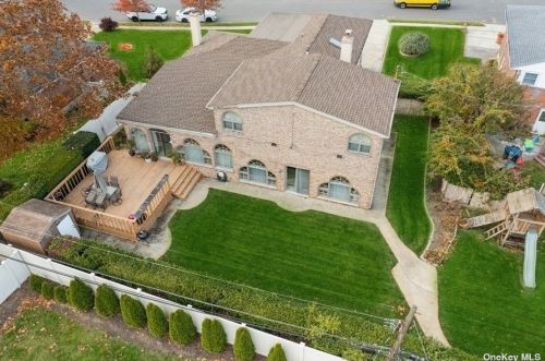 4116 Bayberry Ln, Seaford, NY 11783-1511