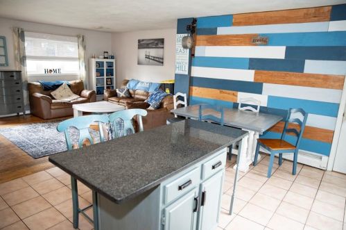 6 Wilbur Ave, Warwick, RI 02889-3836