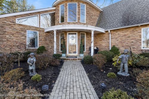 9 Emma Dr, Tinton Falls, NJ 07712-2523