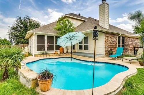 305 Hidden Lake Ct, Burleson, TX 76028-6041