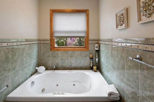 670 Secor Rd, Hartsdale NY  10530-1360 exterior