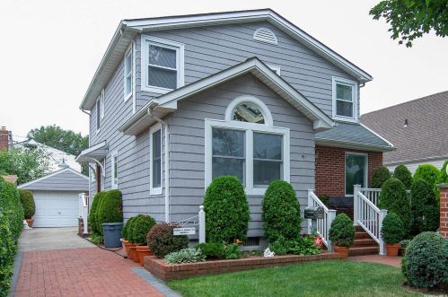 82-46 265th St, Floral Park, NY 11004-1321