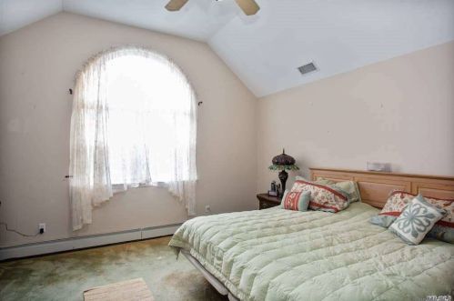 2 Laura Ct, Mount Sinai NY  11766-2360 exterior