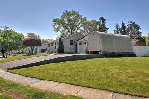 51 Westwood Rd, Milford CT  06461-2752 exterior