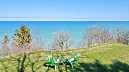 12220 Lake Shore Dr, Thiensville, WI 53092-3353