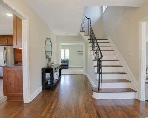 87 Wexford Dr, Oakdale, NY 11769-1438