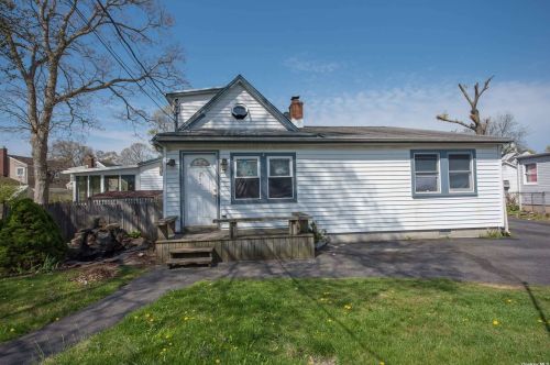 297 Waldo St, Copiague, NY 11726-3324