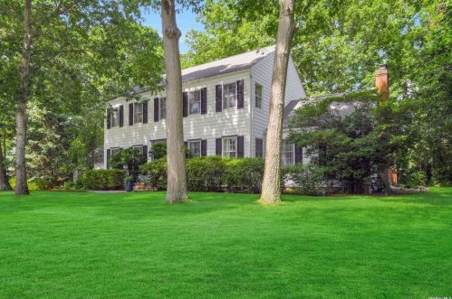11 Munroe Ave, Mount Sinai, NY 11766-1935
