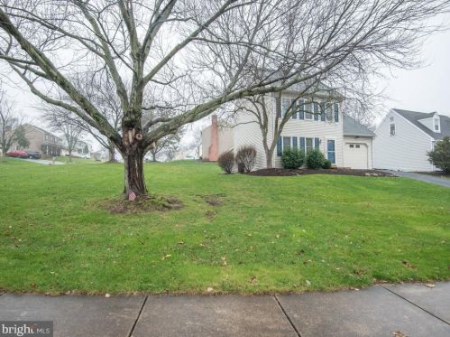 812 Kings Arms Ln, Lancaster, PA 17602-1238