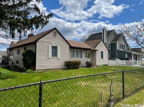 1 Washington Dr, North Lindenhurst, NY 11757-1845