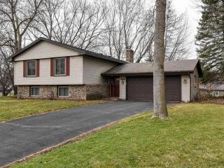 9940 Nesbitt Cir, Minneapolis, MN 55437-2263