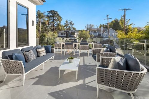 15245 Greenleaf St, Van Nuys CA 91403-4010 exterior