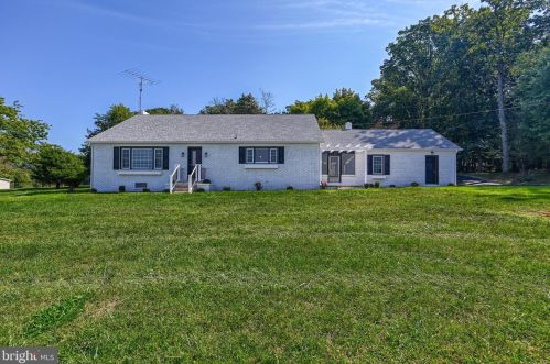 1076 Beck Mill Rd, Hanover, PA 17331-7718