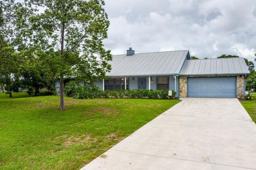 899 Woodlands Dr, Fort Pierce, FL 34952-8254