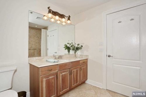 3402 Rio Vista Dr, Mahwah NJ  07430-4005 exterior