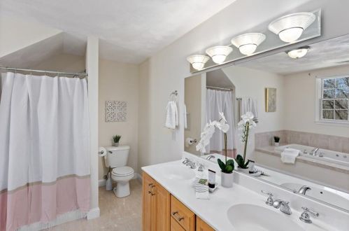 8 Logan Dr, Lincoln RI  02865-1349 exterior