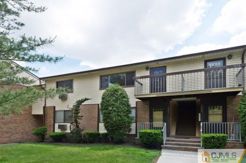 1028 Cricket Ln, Woodbridge, NJ 07095-1585