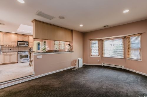 25 Roxbury Ave, Oakdale, NY 11769-2311