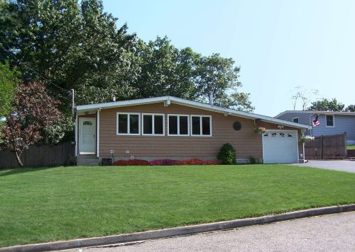 3 Kayron Dr, Hauppauge, NY 11779-1933