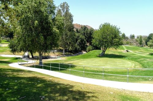 18925 Circle Of The Oaks, Santa Clarita CA  91321-1420 exterior