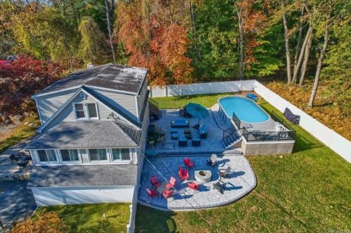 2 Cedar Rd, Mahopac, NY 10541-5602