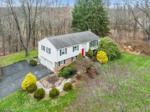 27 Brantwood Ter, Hackettstown, NJ 07840-4127