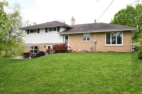 720 Sweetbriar Dr, Waukesha WI  53186-6717 exterior