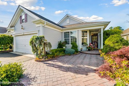 11 Kingston Dr, Jackson Twp, NJ 08527-4956
