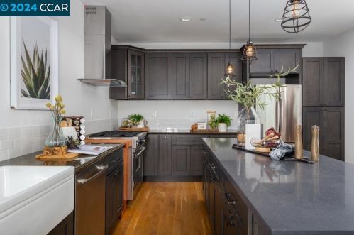 9835 Burr St, Oakland, CA 94605-4801