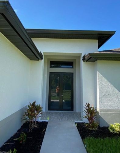 362 6th St, Naples, FL 34120-4010