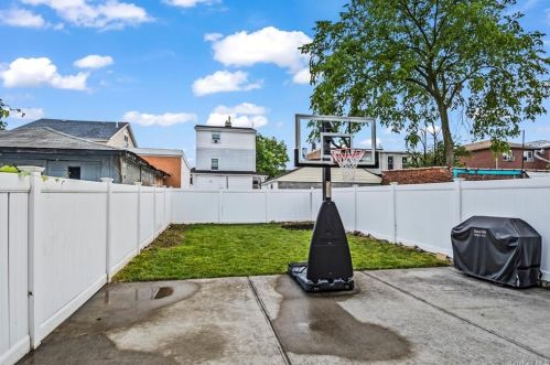 828 226th St, Bronx NY  10466-4419 exterior