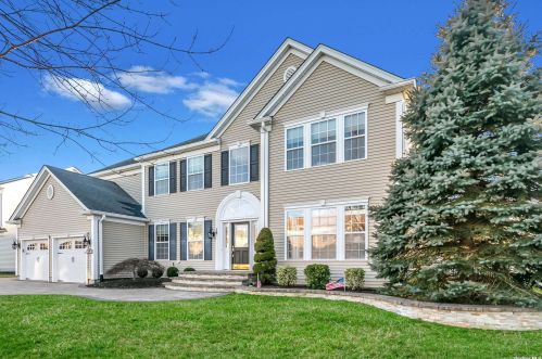 19 Pinehurst Dr, Mount Sinai NY  11766-3421 exterior