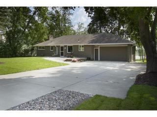2884 Owasso Blvd, Saint Paul, MN 55113-2159