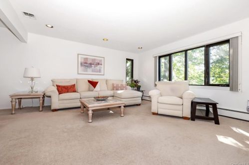 93 Ohio Ave, Congers, NY 10920-2513