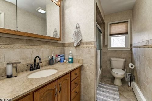 8 Glencross Rd, West Milford Lakes NJ  07480-2206 exterior