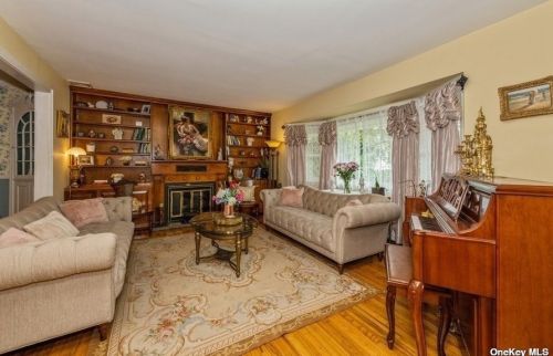 37 Kivy St, Huntington Station NY  11746-2044 exterior