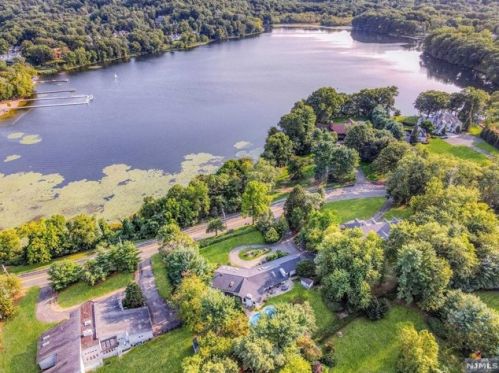 897 Franklin Lakes Rd, Franklin Lakes, NJ 07417-2115